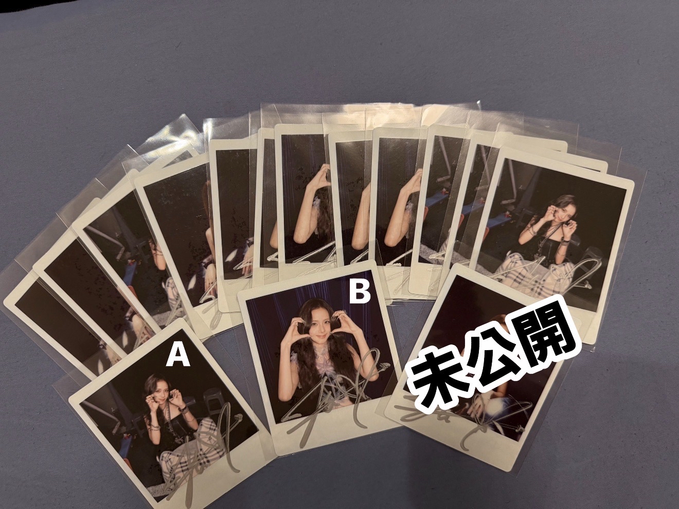 Jisoo台灣快閃滿額親簽拍立得B款