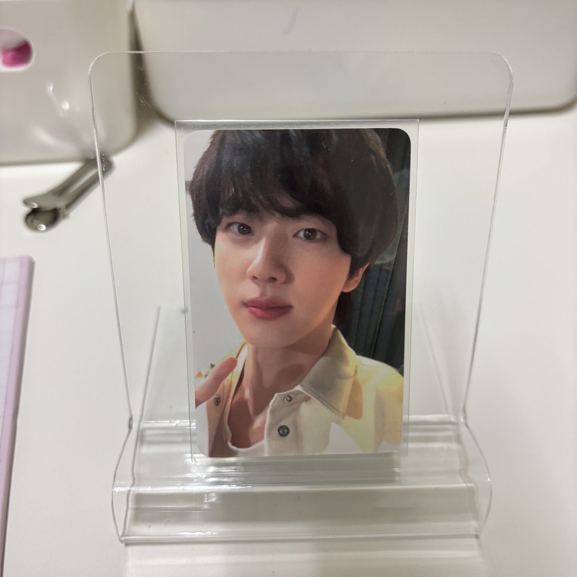 歐巴是不是想比耶結果才露出一根手指！