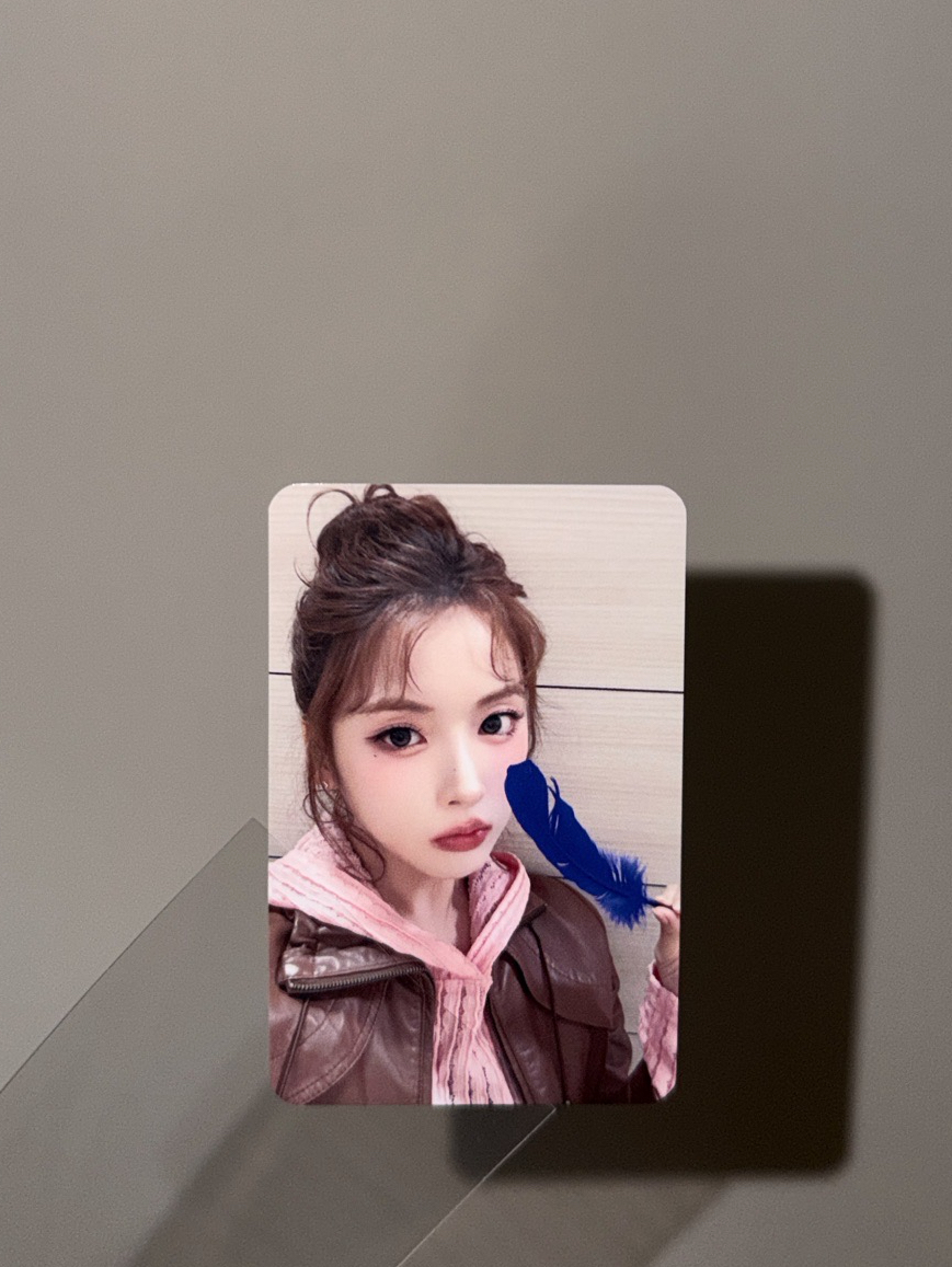 NMIXX Jiwoo 藍羽毛