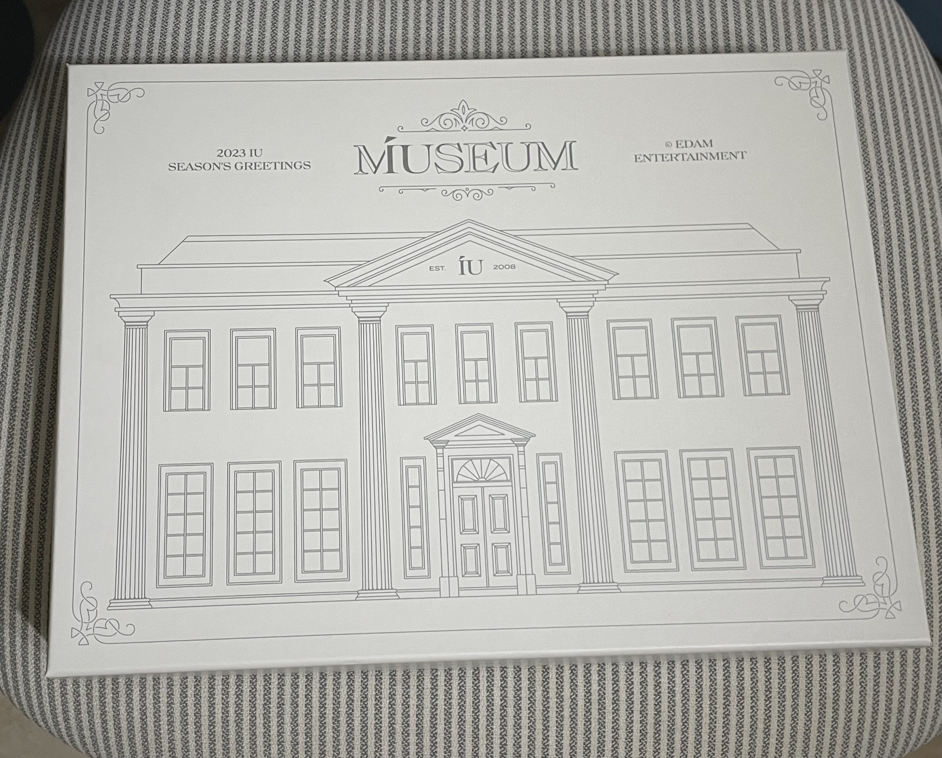 100起標～ IU 2023 年曆組 全配置都在