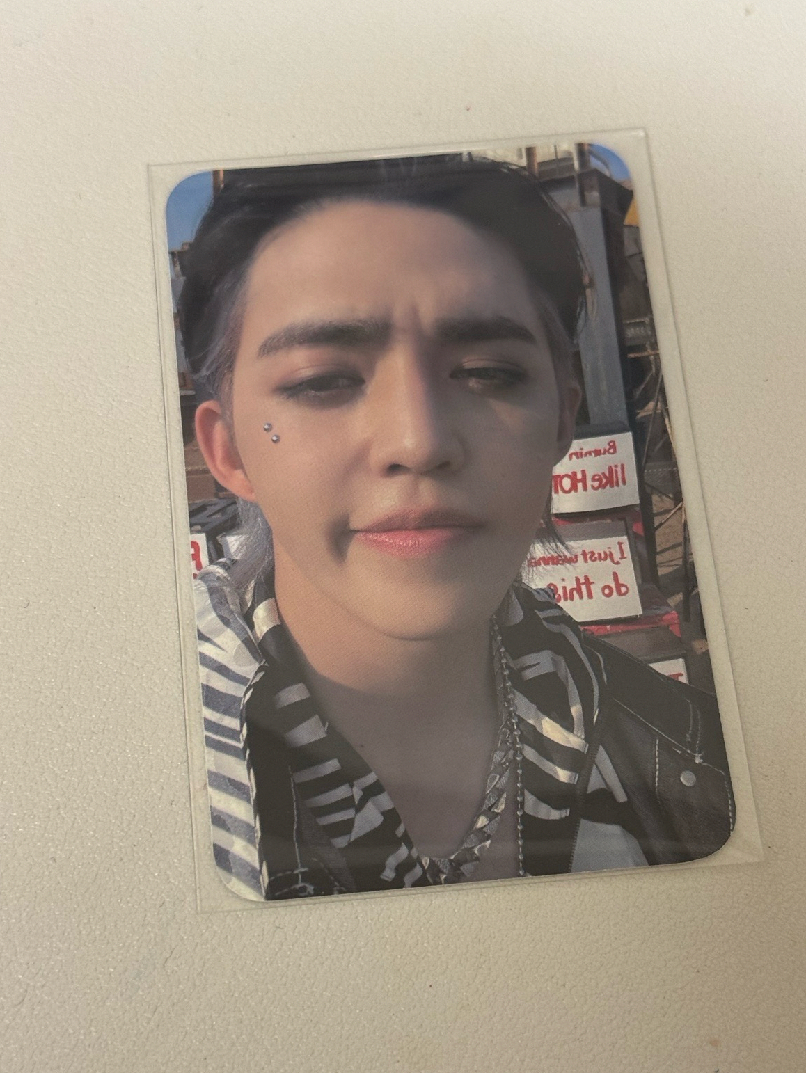 看起來不耐煩的哲幸運卡