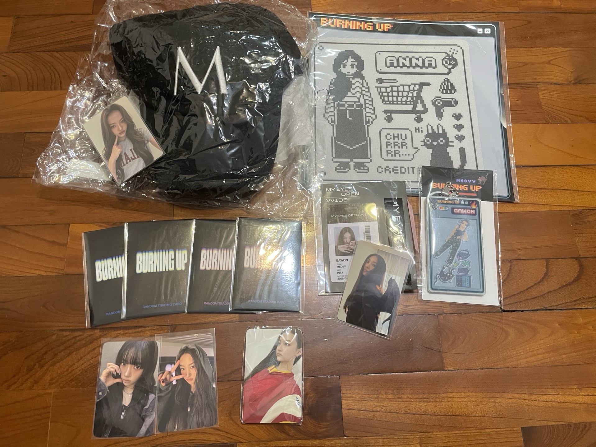 meovv 帽子+搖搖樂吊飾+證件組+滑鼠墊+鐵盒小卡set(無鐵盒跟貼紙）+隨機卡包*4+滿額卡*2