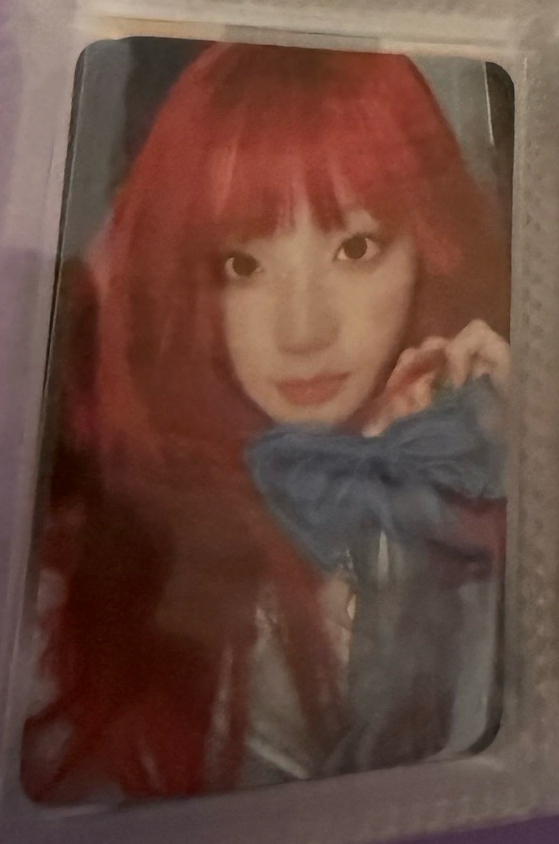 el 線上 手拿蝴蝶結