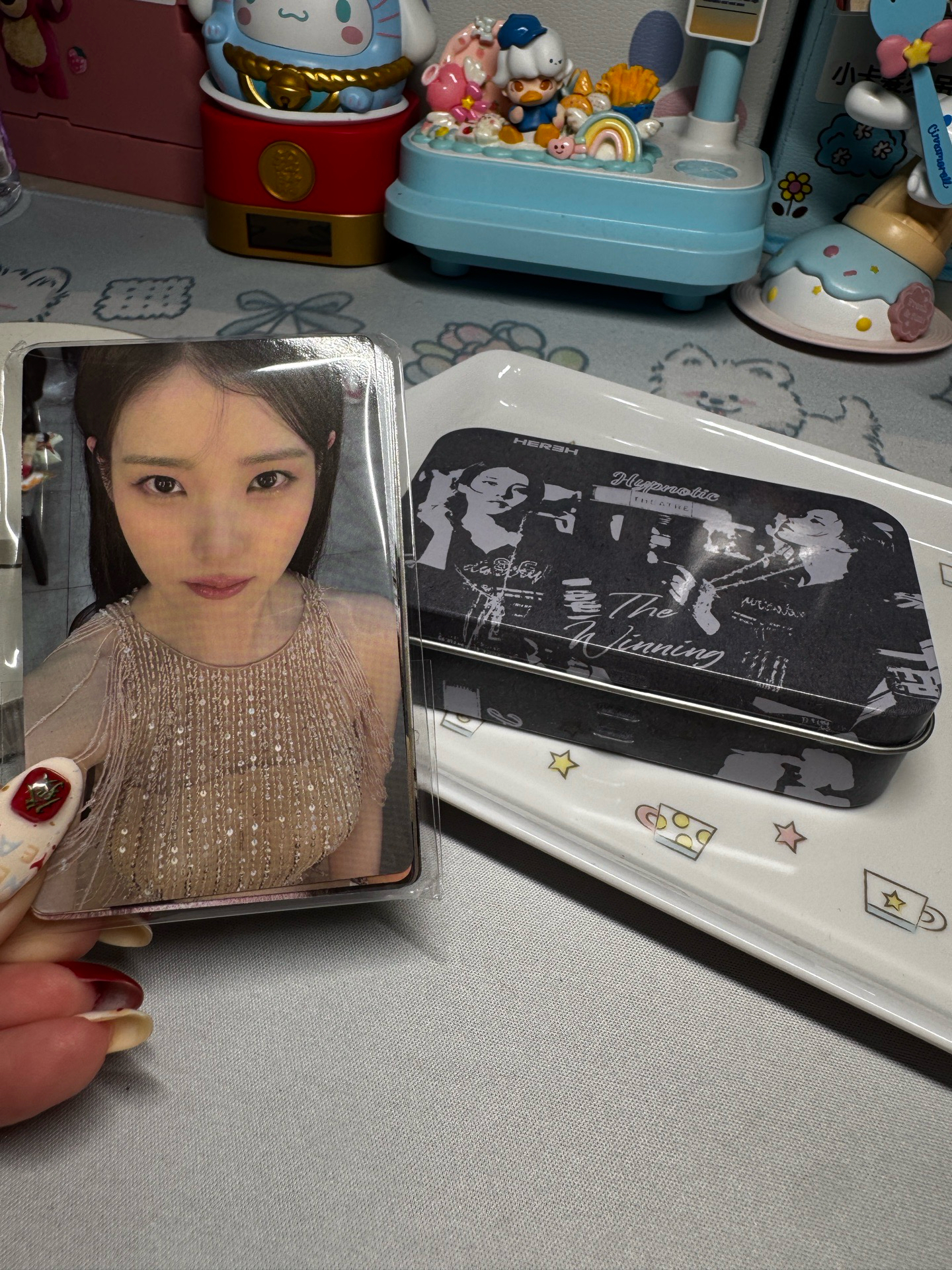 IU 鐵盒小卡組 場週