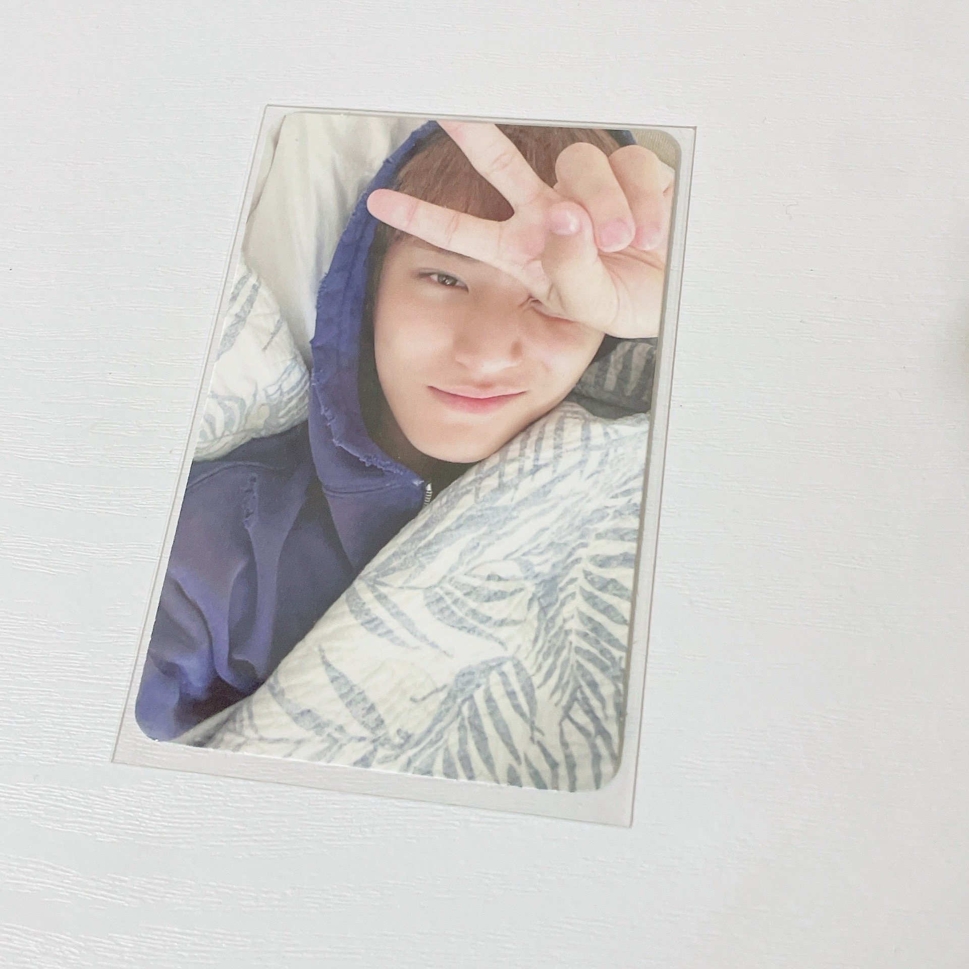 金珉奎躺床比耶小卡