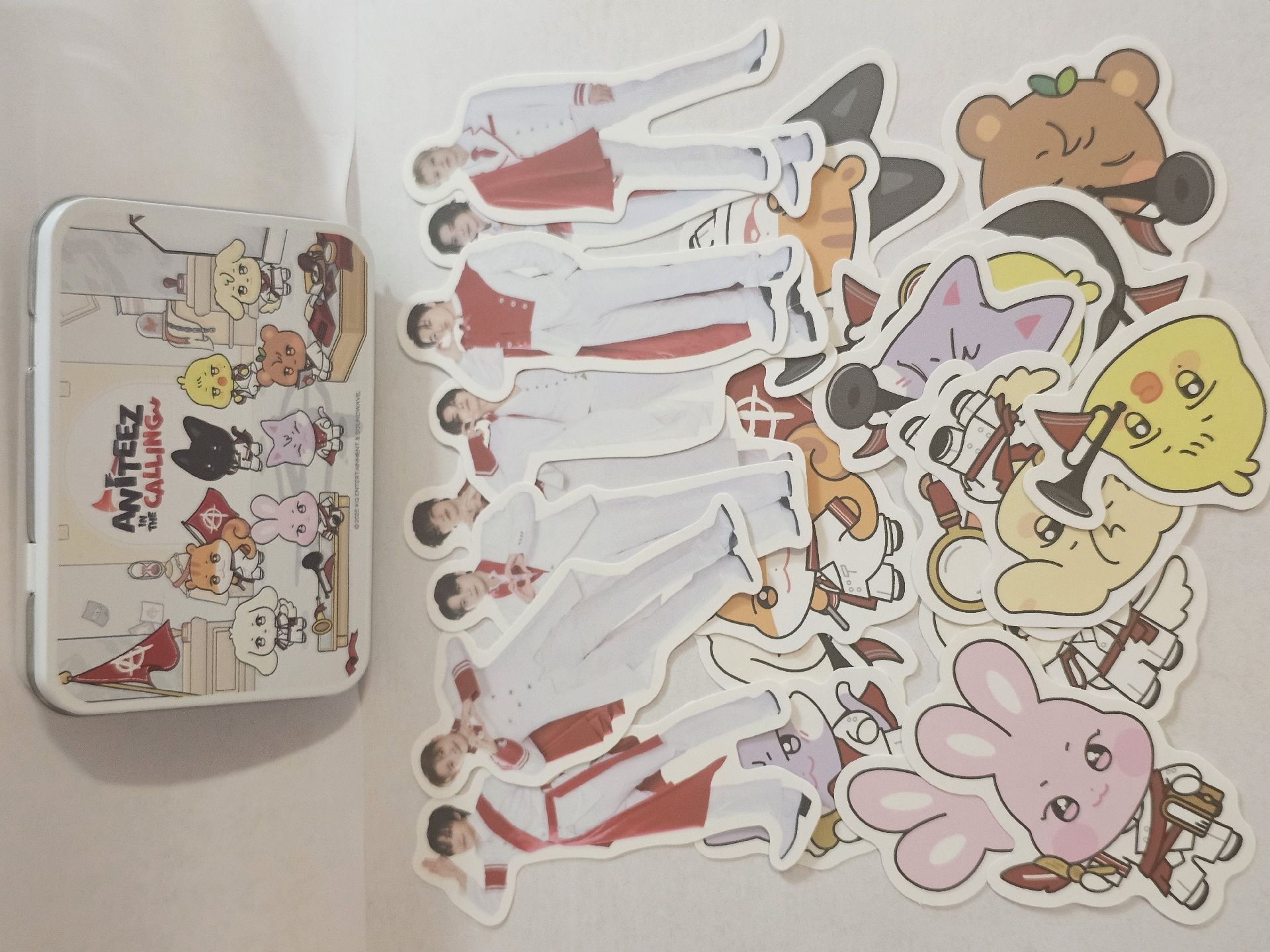 鐵盒貼紙（鐵盒連接處品質不好，易脫離）