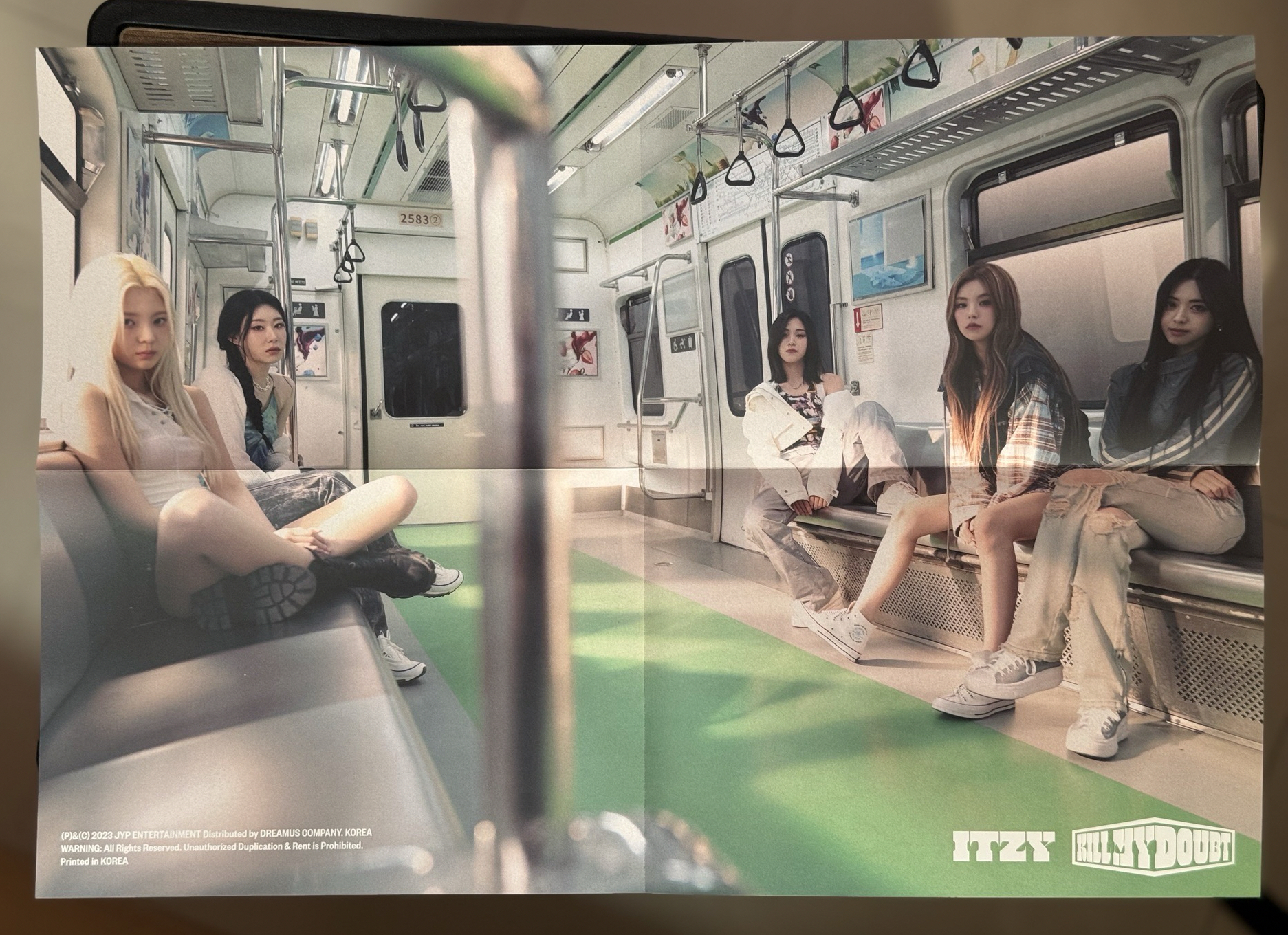 KMD Bet on me單封 團體海報 地鐵版