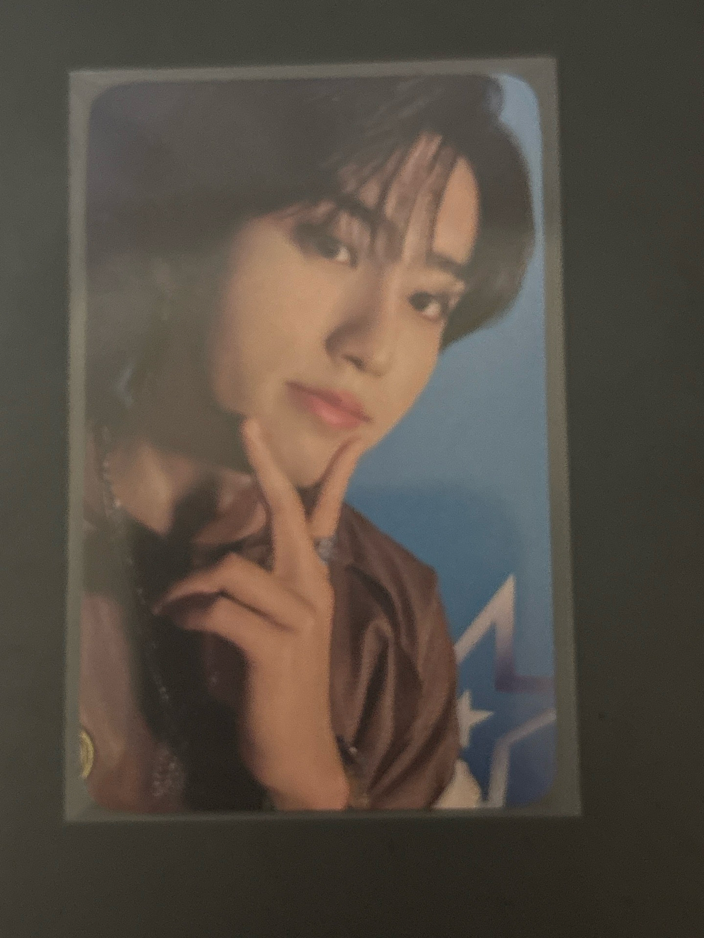 鼠鼠帥哥用手修飾下巴