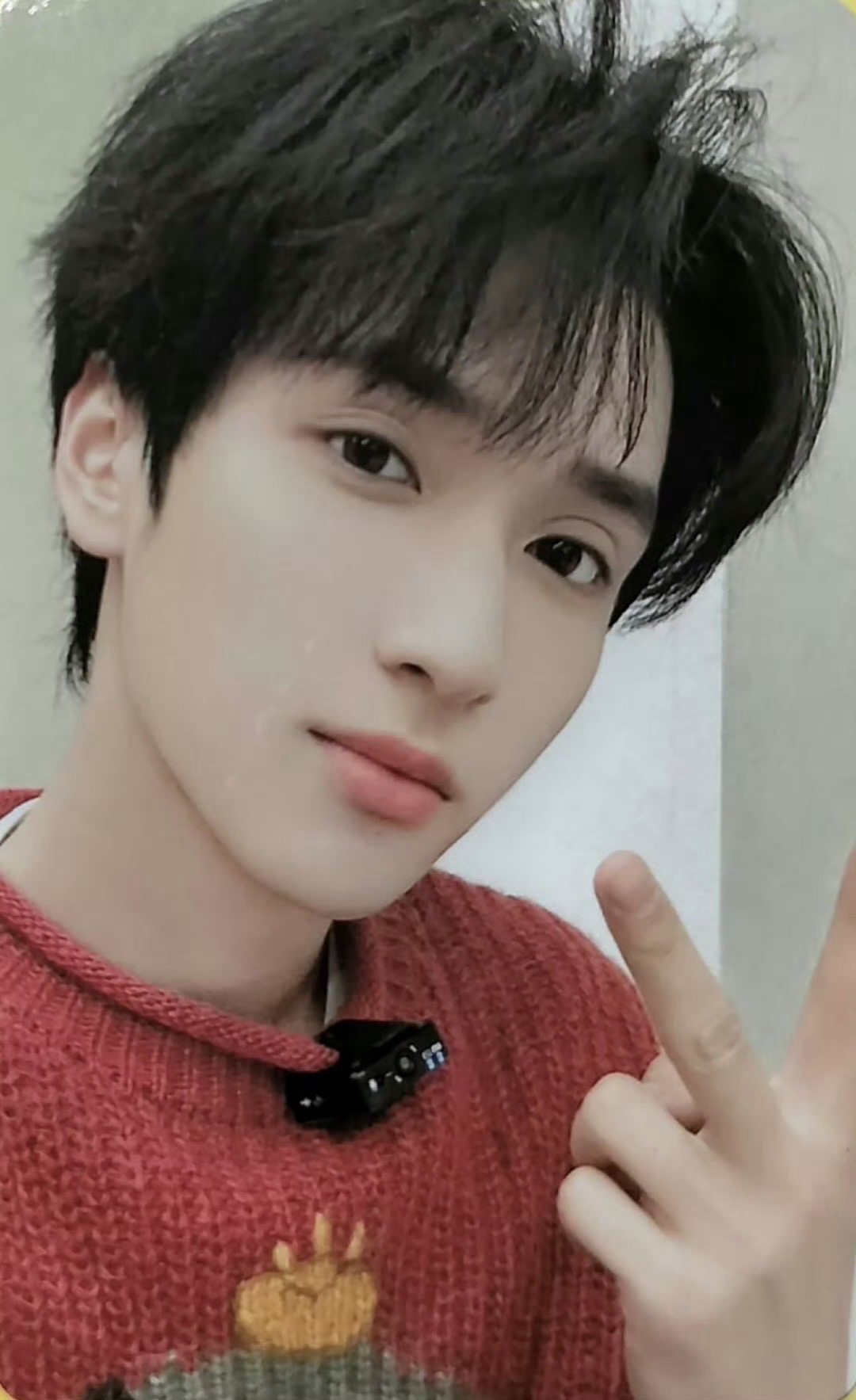 嚴浩翔四季紅衣比耶