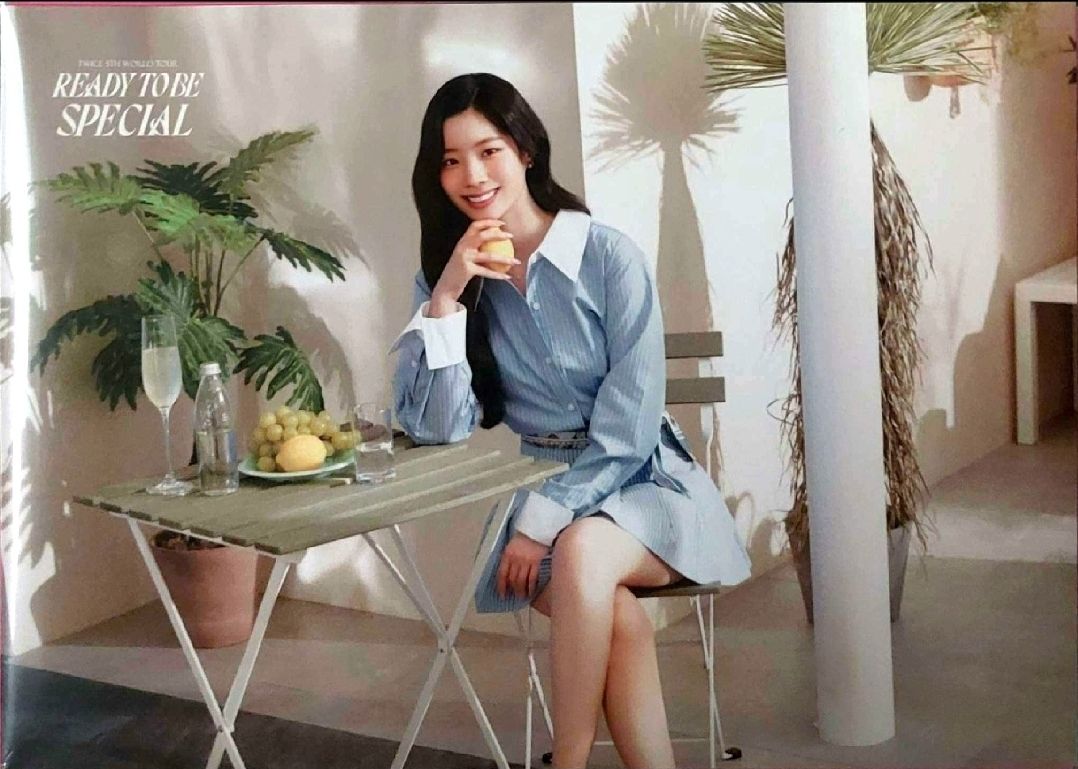 多（藍衣手拿檸檬）