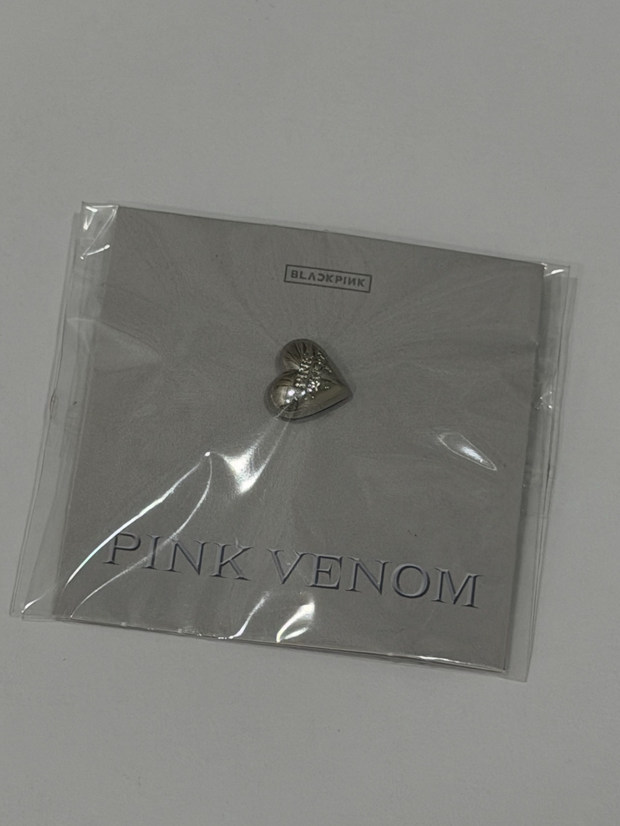 PINK VENOM 愛心徽章 