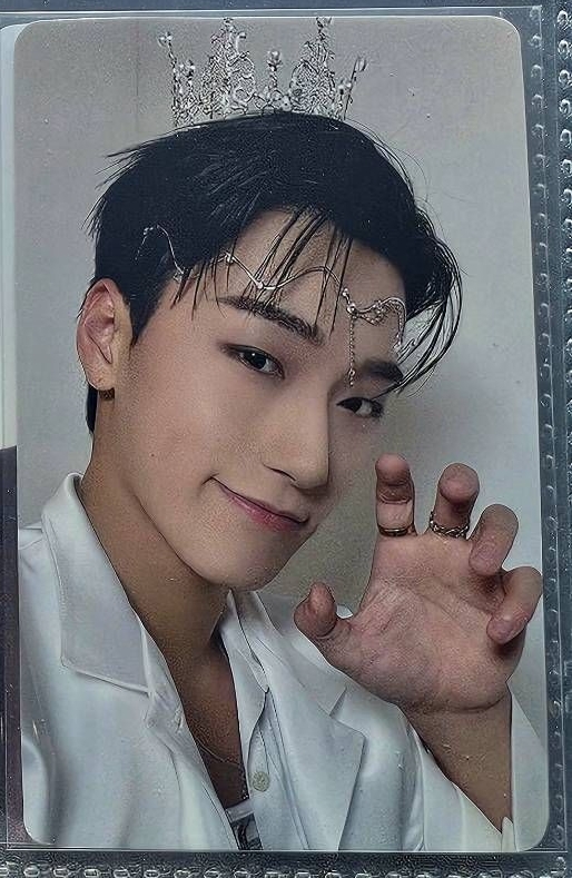 戴王冠的虎爪傘