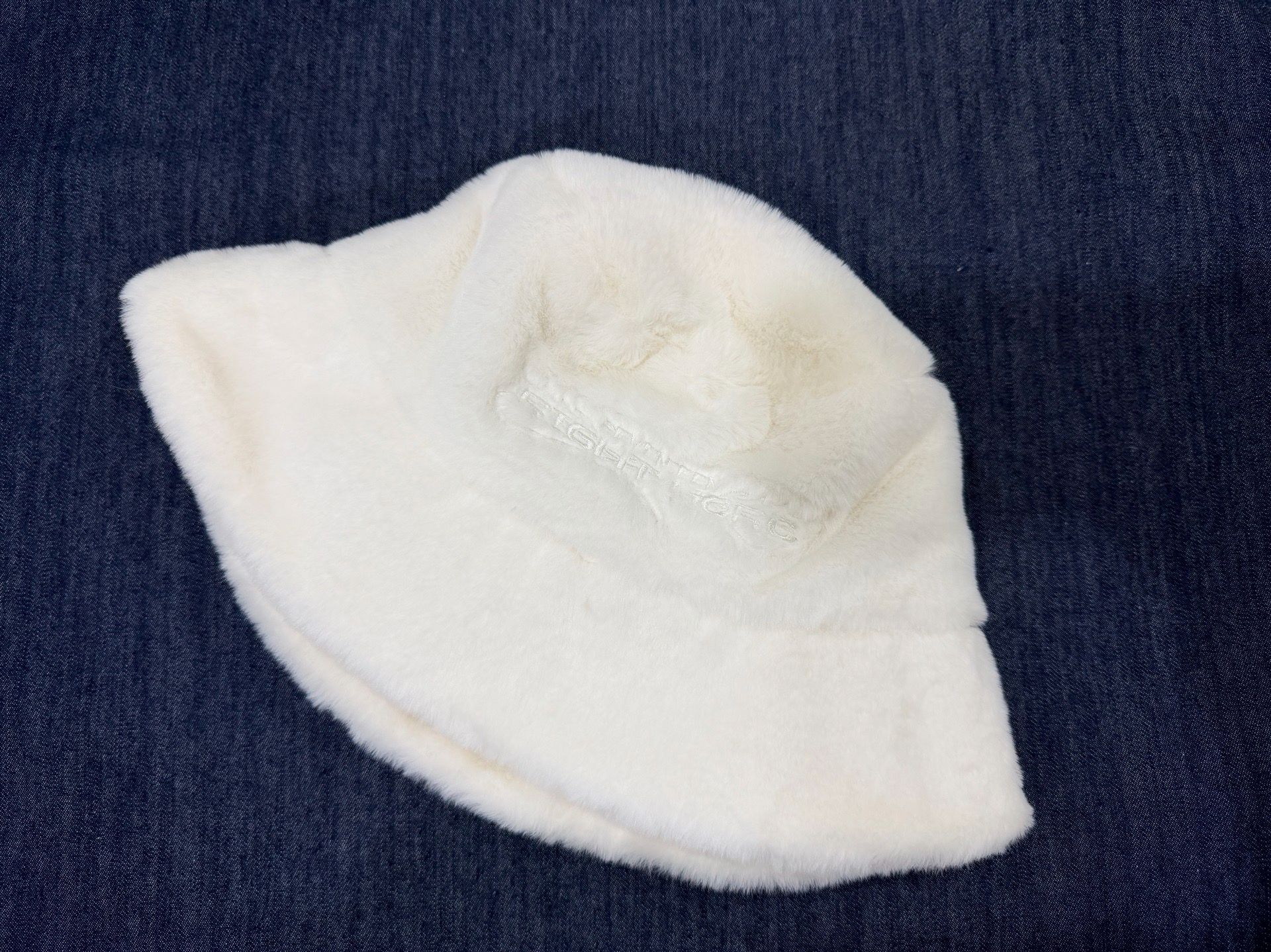 RIGHT HERE 漁夫帽