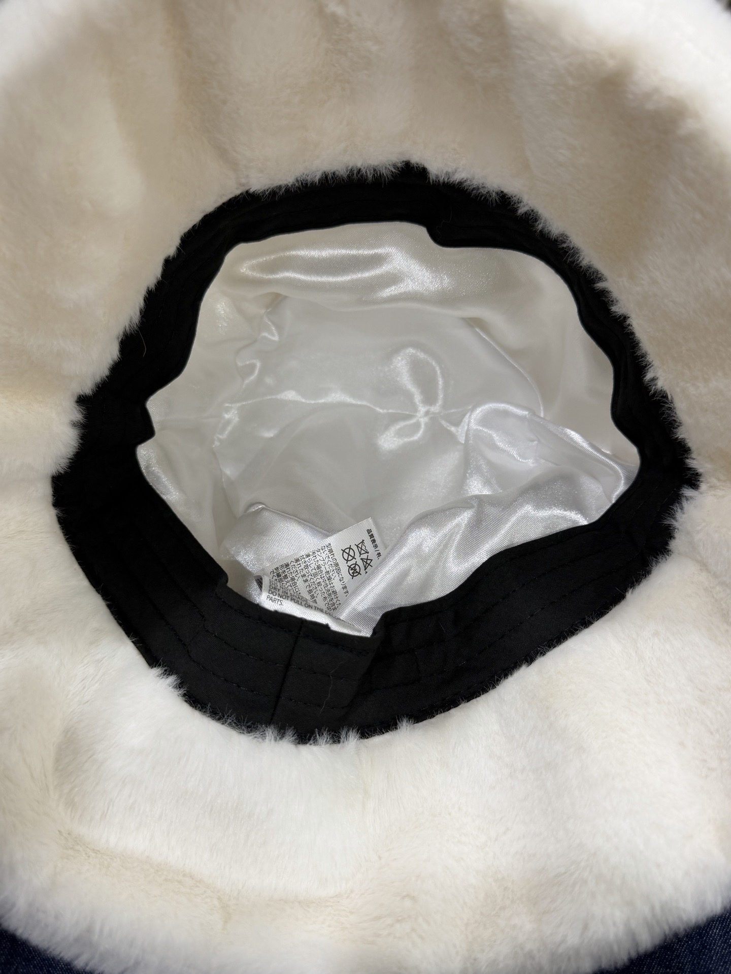 RIGHT HERE 漁夫帽