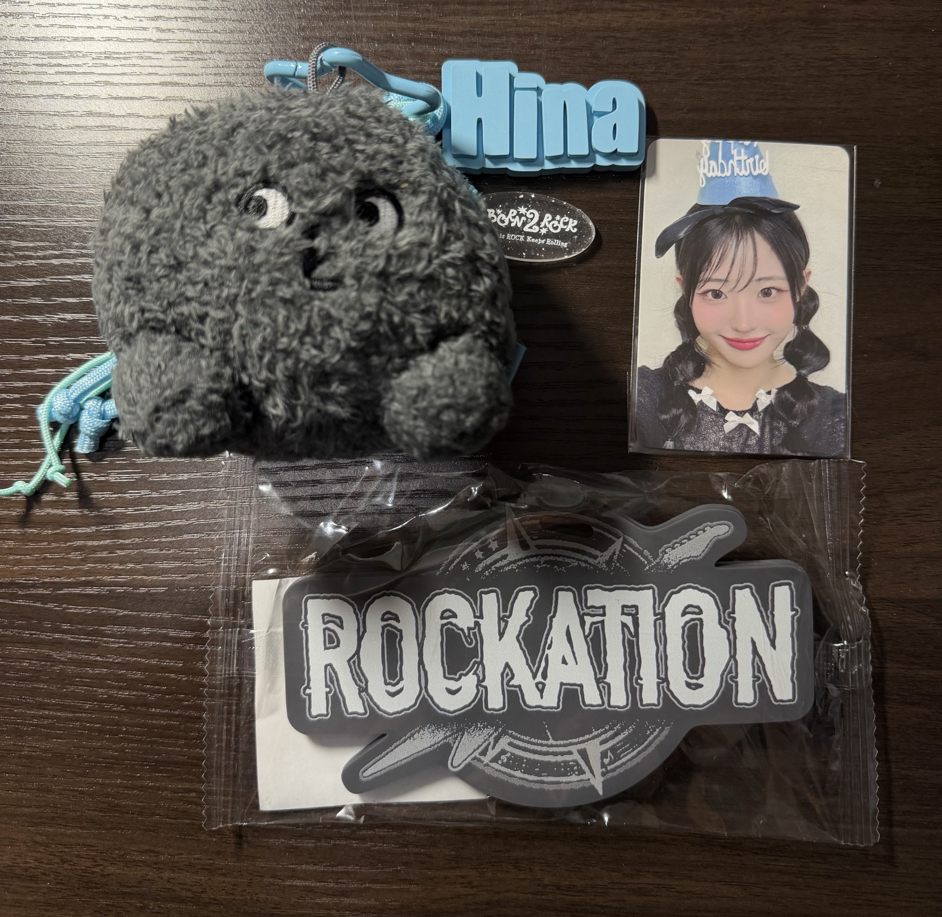 Hina石頭綁一個行李吊牌