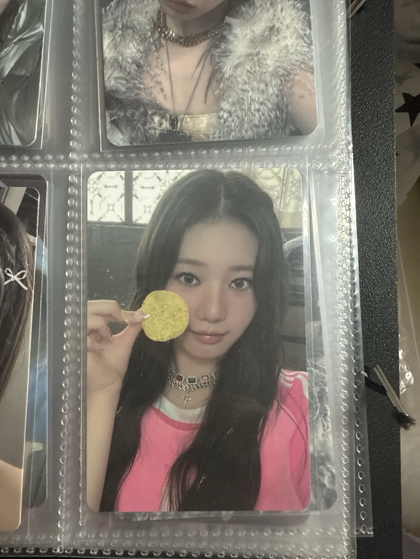 拿洋芋片（？）