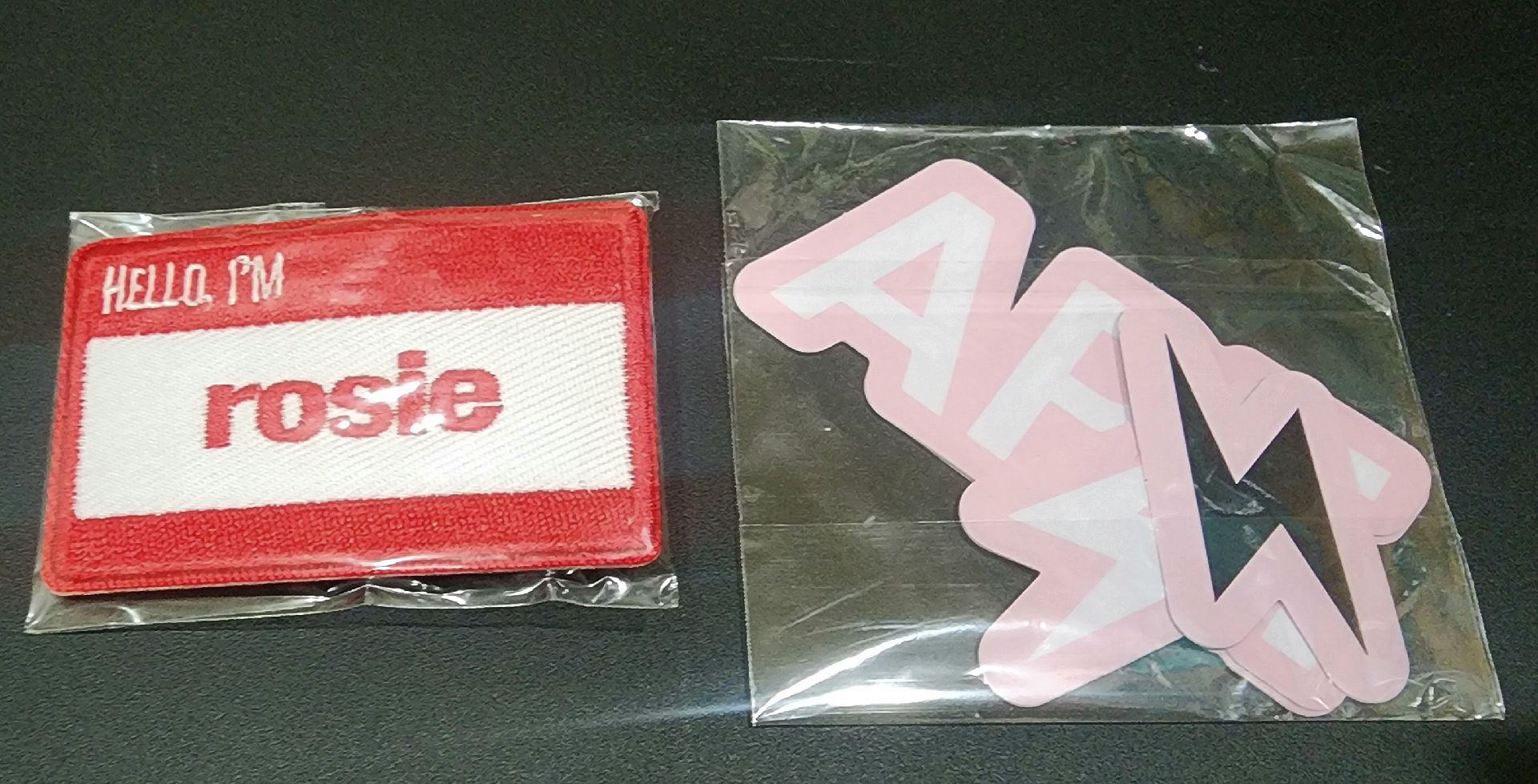 ROSIÉ 快閃店 布徽章別針+APT貼紙包