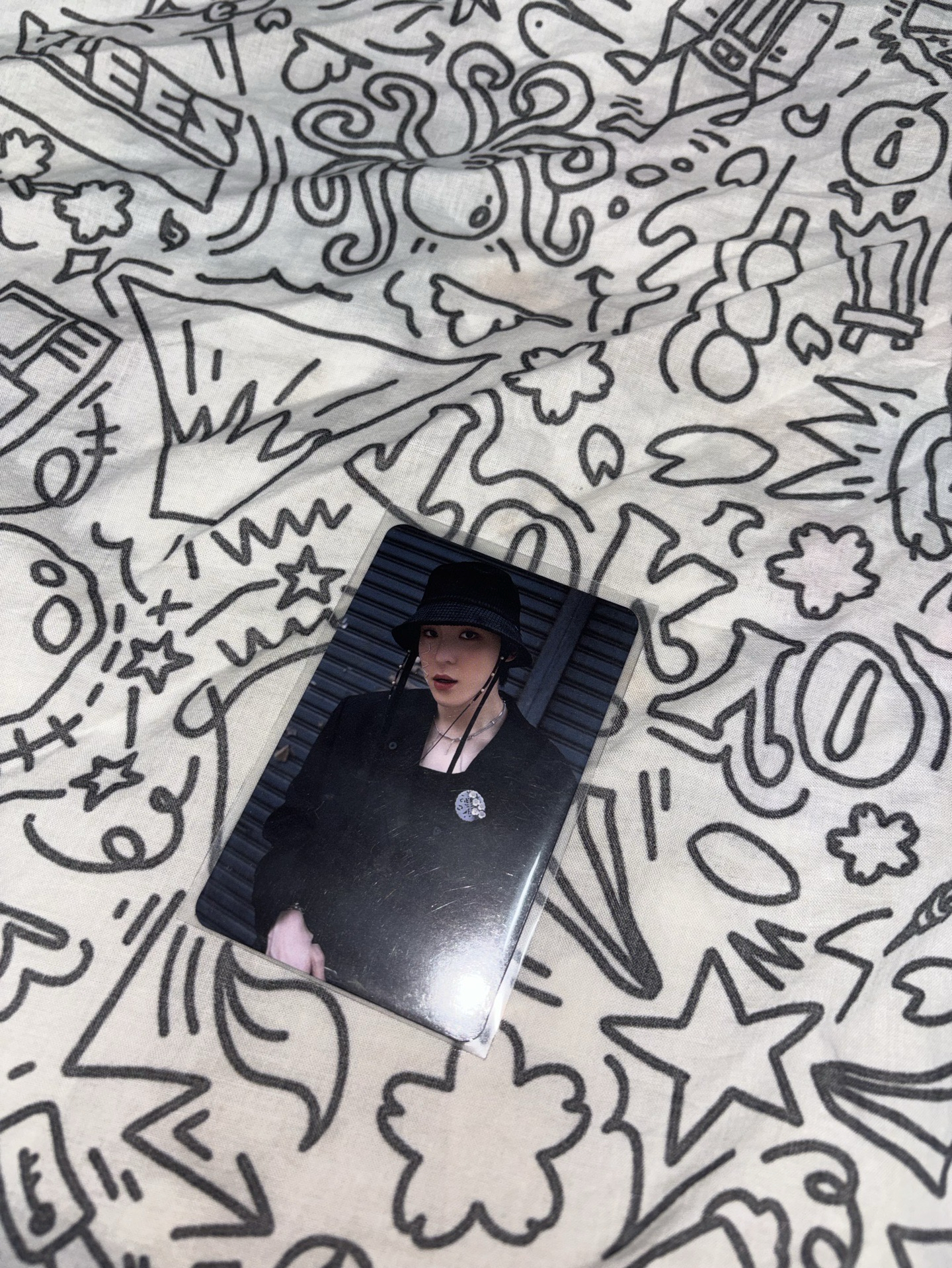 潤浩 戴帽子看鏡頭