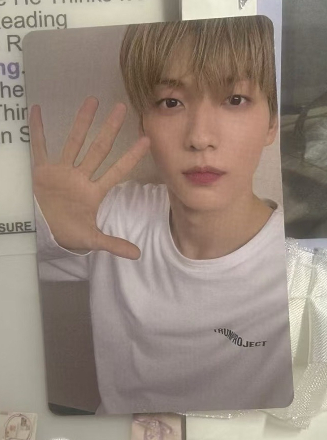 美麗金髮白衣男大