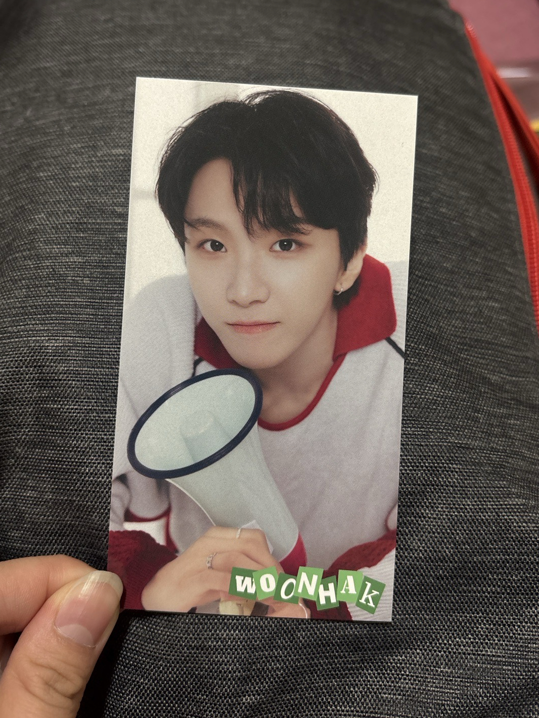 很萌的金雲鶴瞪大眼睛拿喇叭