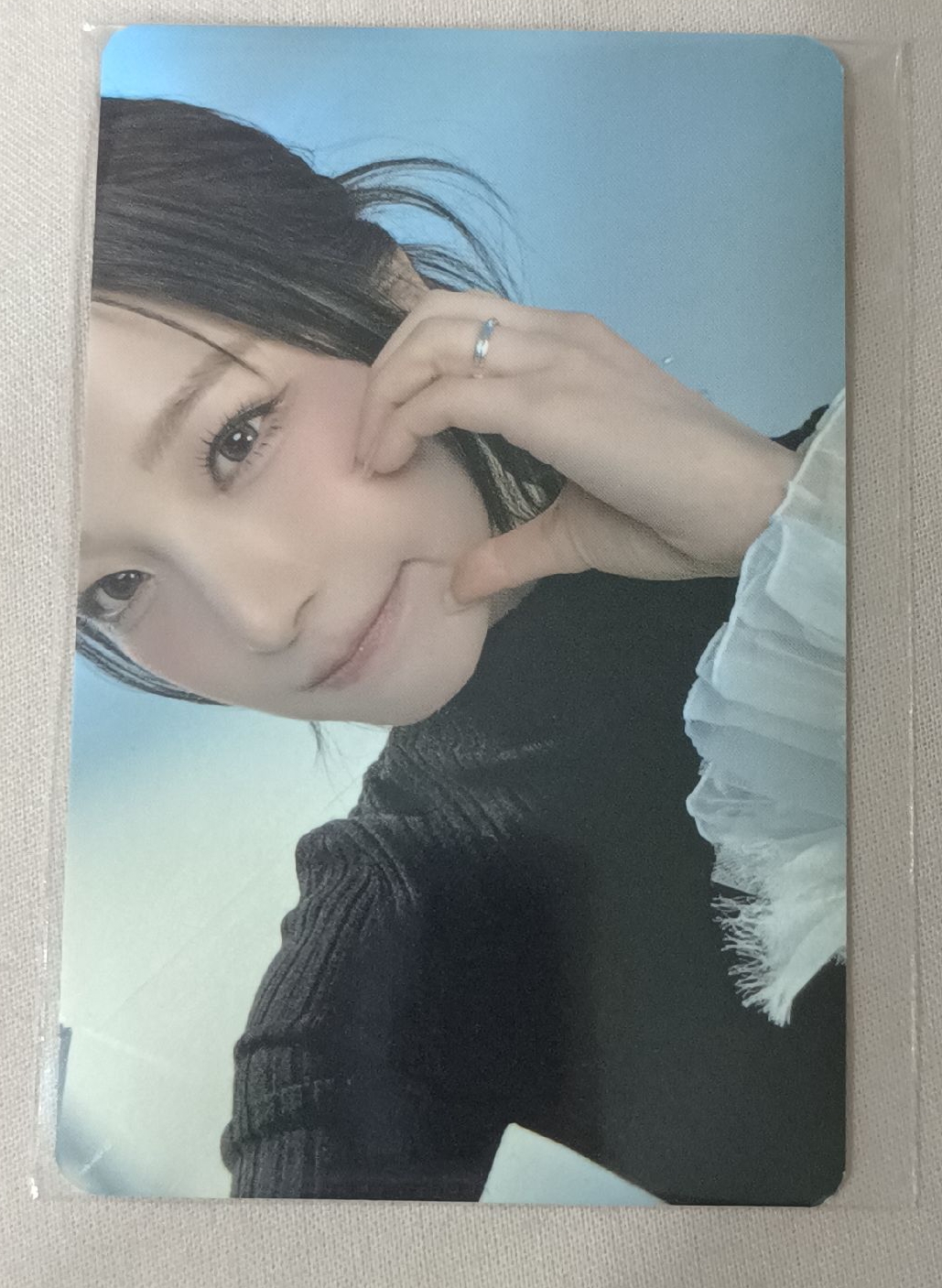 憲在比個臉頰愛心