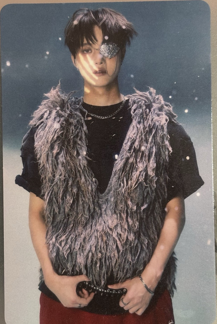 毛茸茸的眼罩男