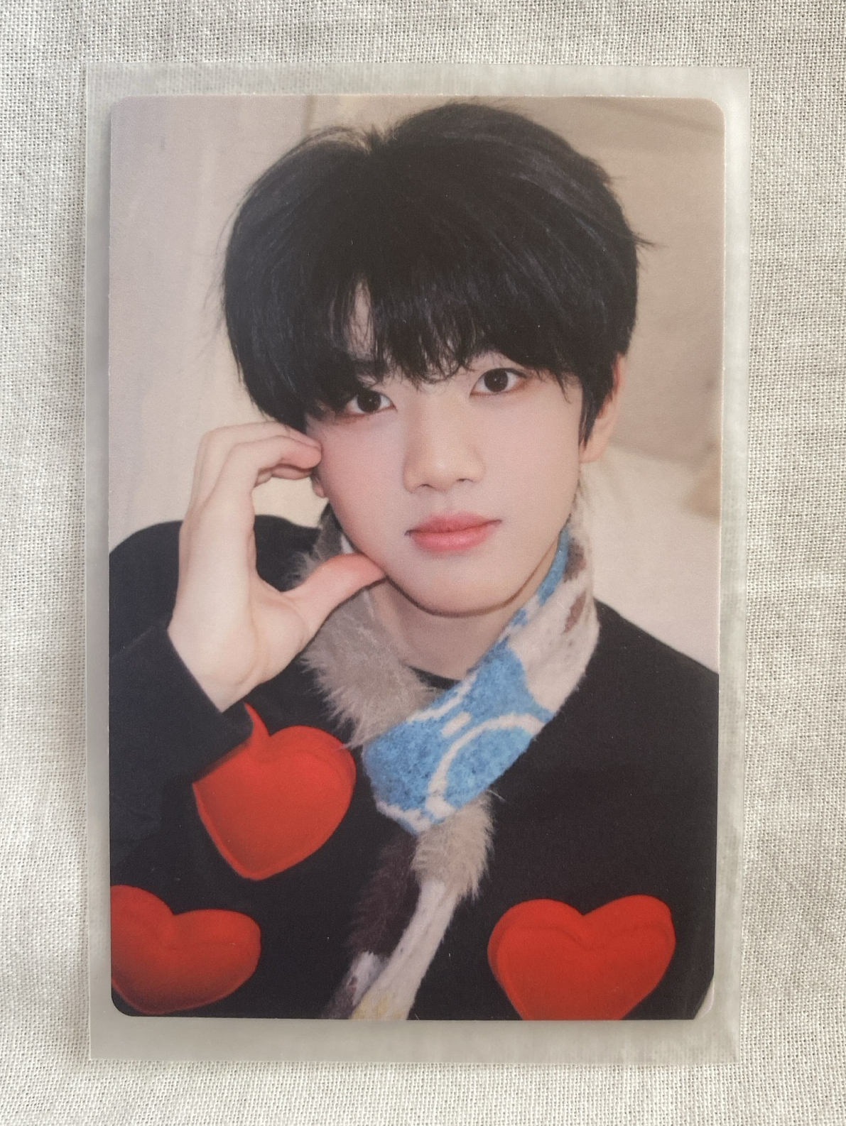 張函瑞冬日臉頰比心