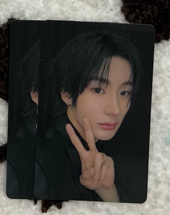 滿額-臉頰旁邊比YA