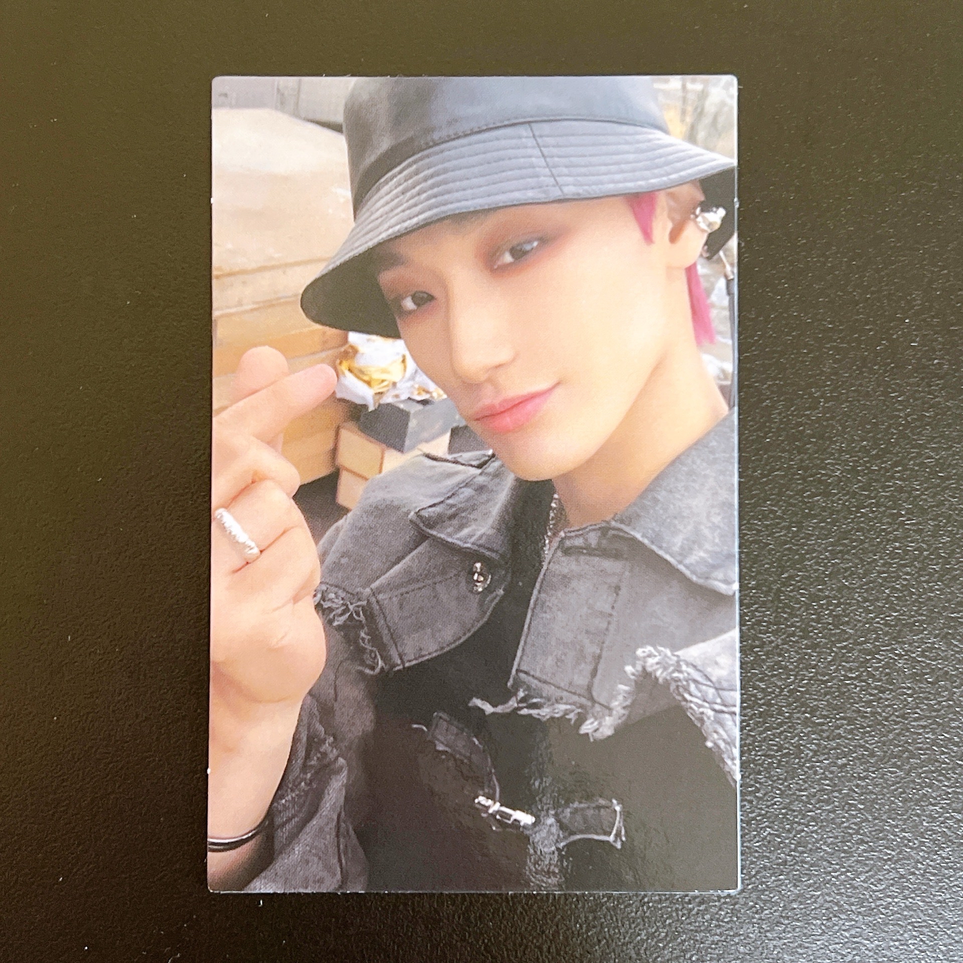 戴帽子比心傘尼