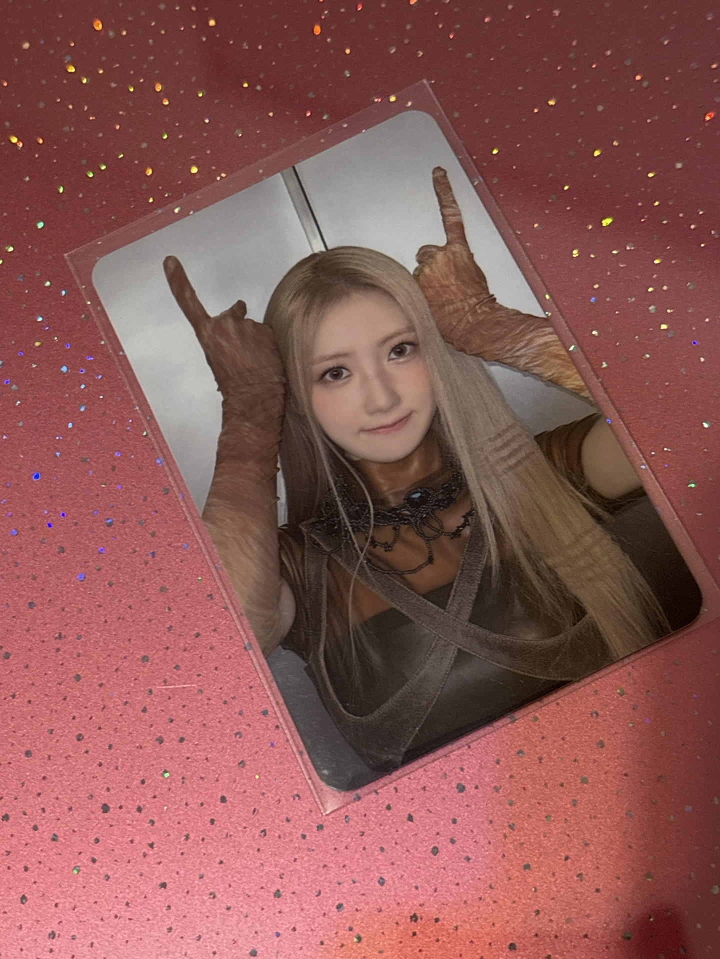 兩隻手指放頭上