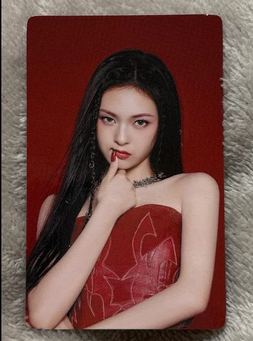 簽售手渡卡 成員親自摸過用手給的小卡啊🫶🏽 最後降價 沒人買就不出了 全球限量150 