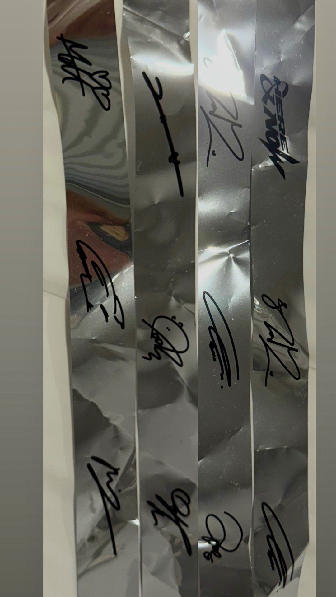 Zerobaseone ZB1 9人簽名+logo彩帶一段