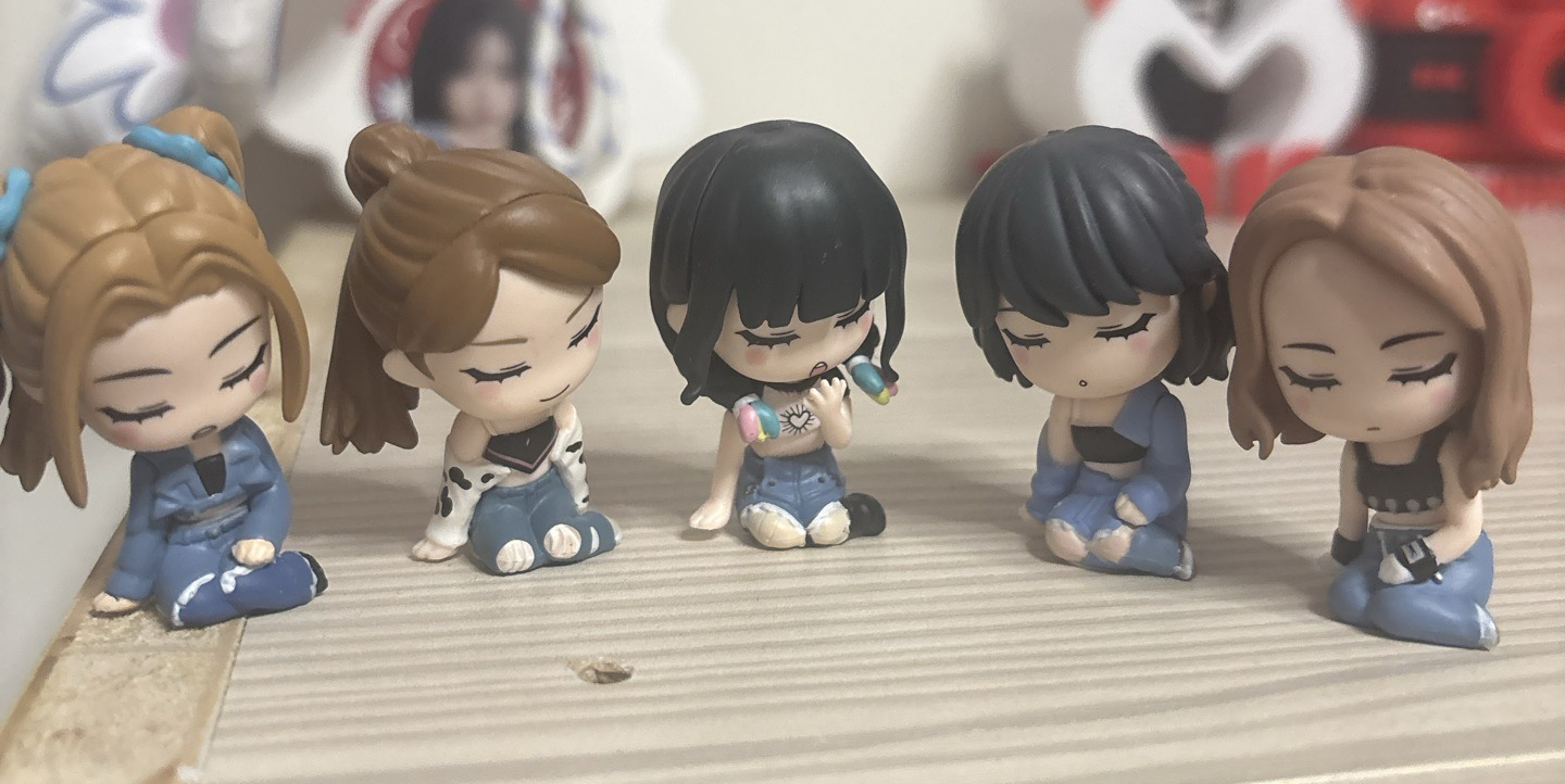 LESSERAFIM 坐姿睡公仔一套無敵可愛