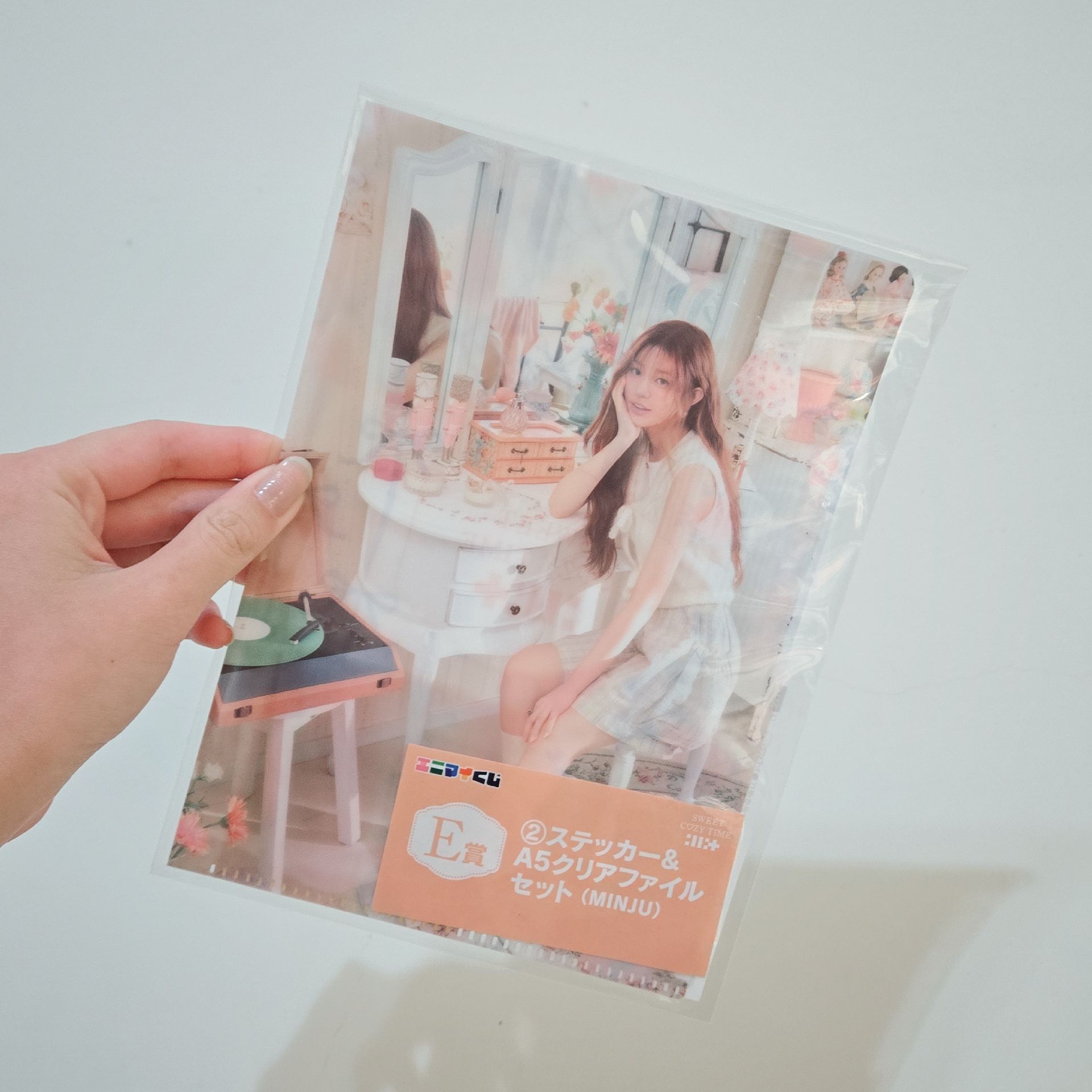 全新未拆 Minju資料夾含貼紙