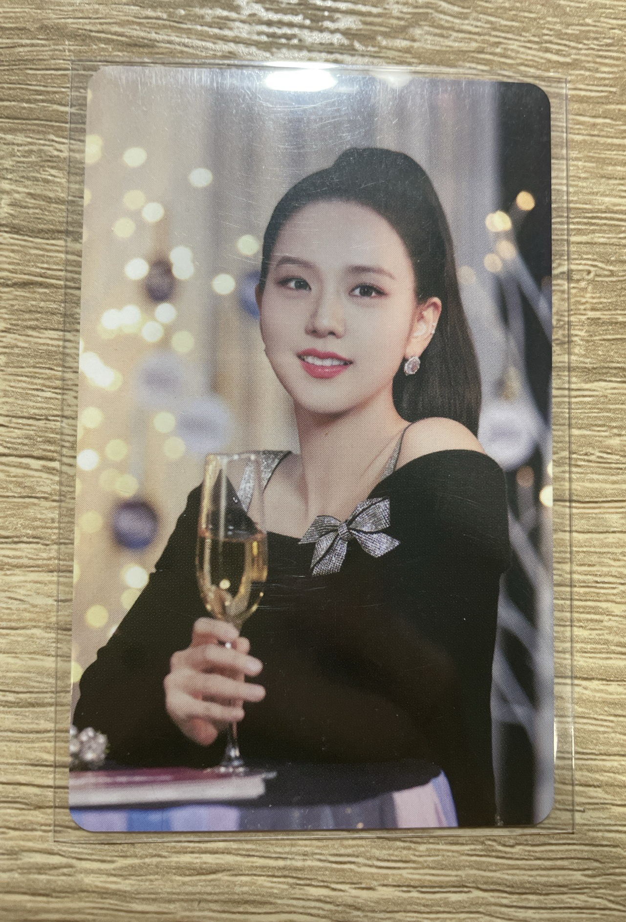 Jisoo 拿杯子