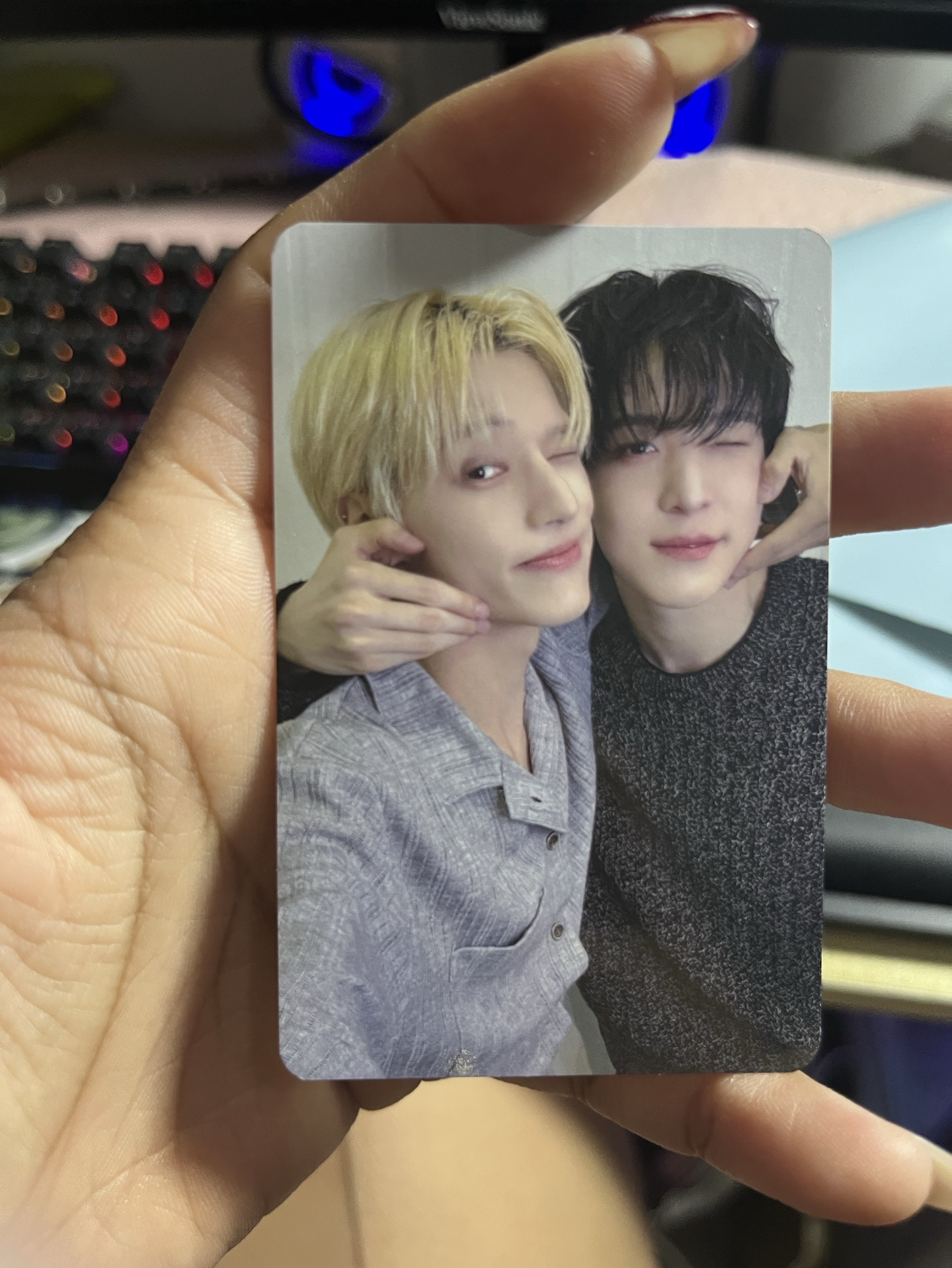 潤榮貼貼臉頰比❤️