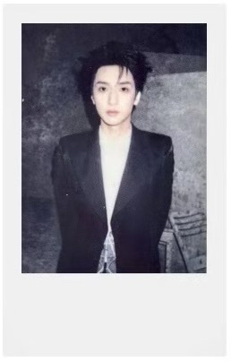 嚴浩翔 三專R卡拍立得