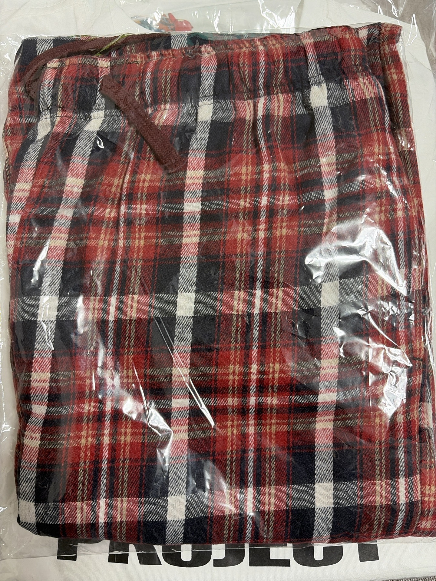 紅格子褲無卡！書同款 來台灣簽售可以穿著趴趴走 紅紅火火很容易被看到😻