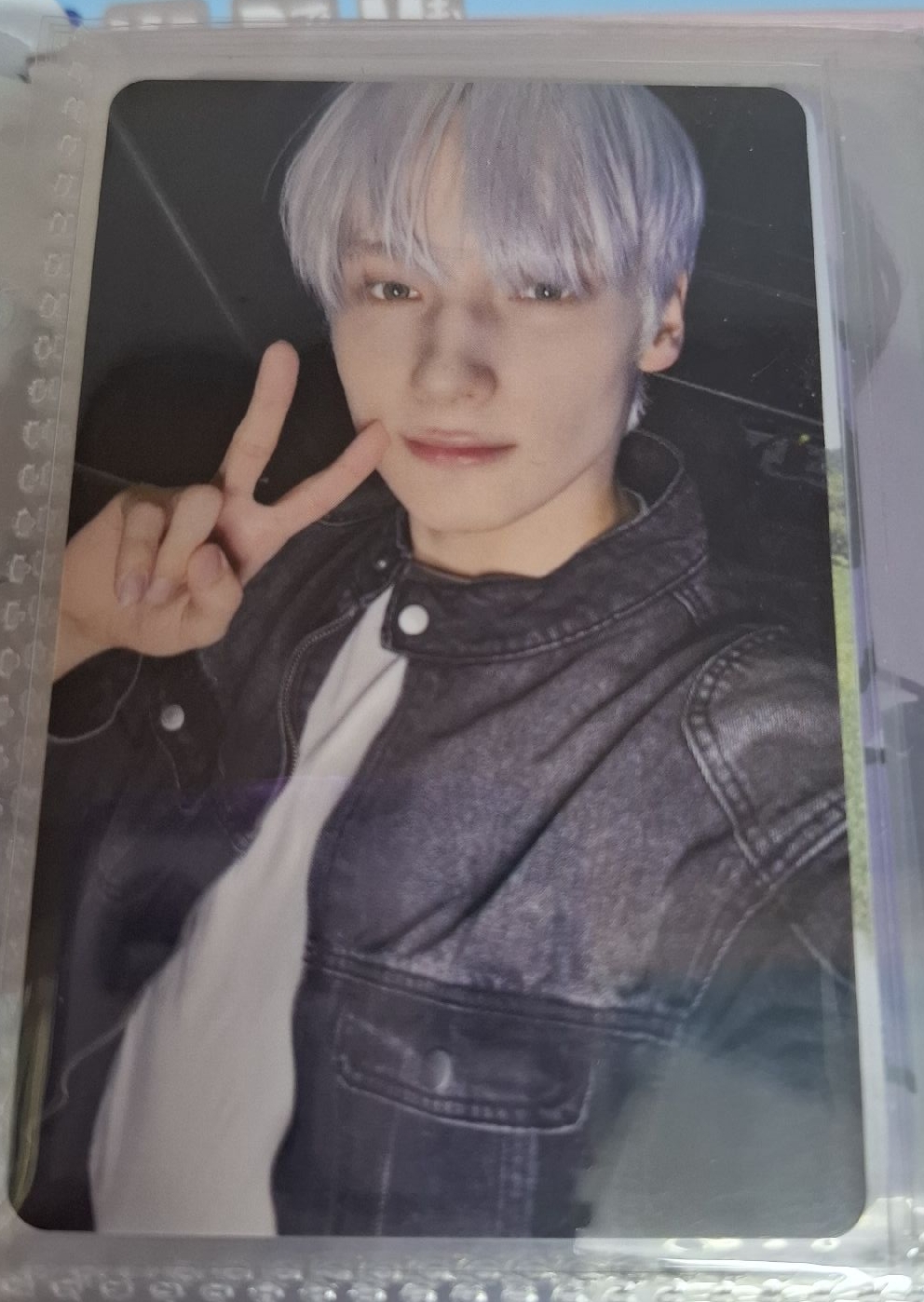 看不太出來有沒有在笑的凱