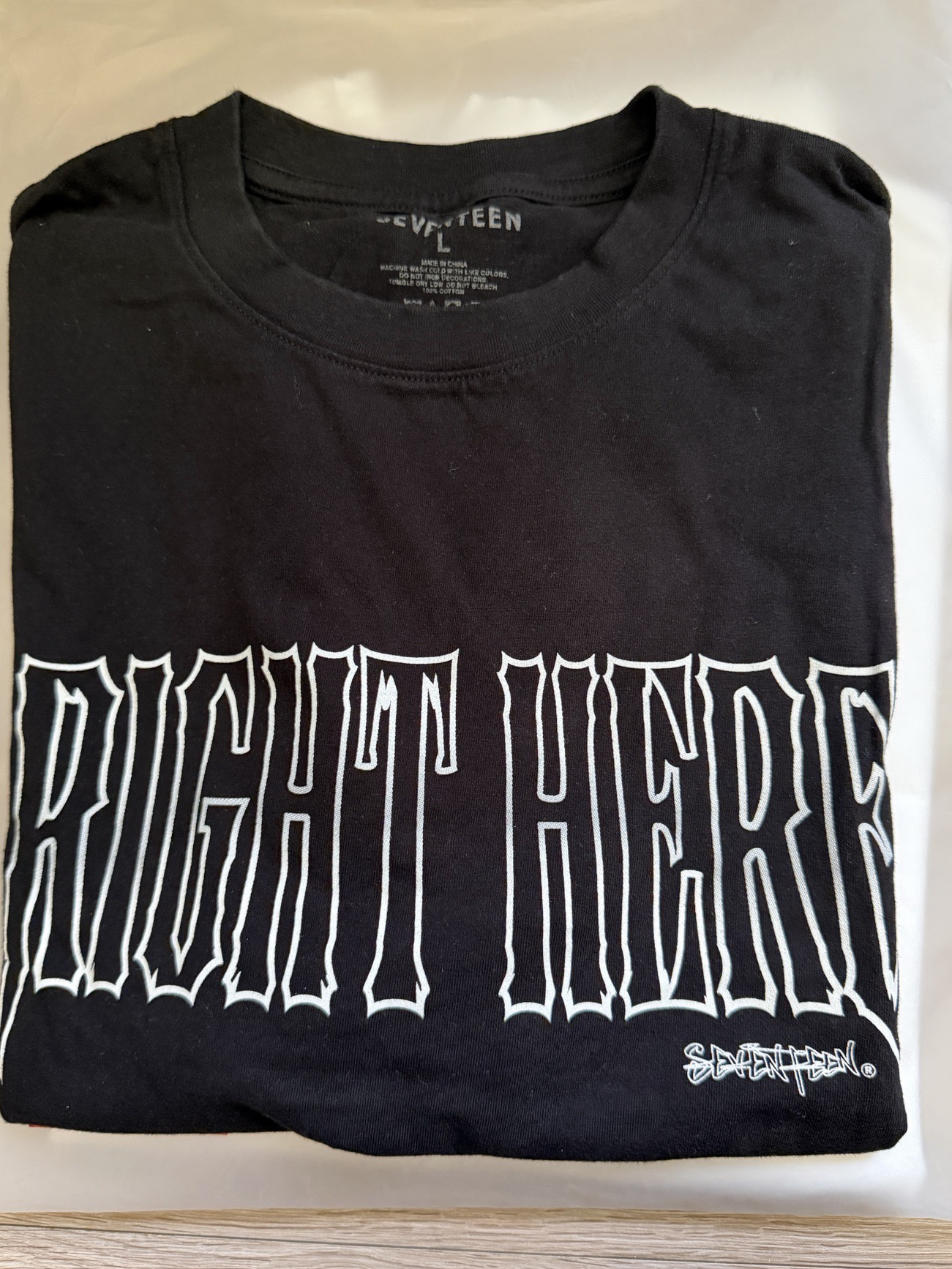 RIGHT HERE 場限黑短T