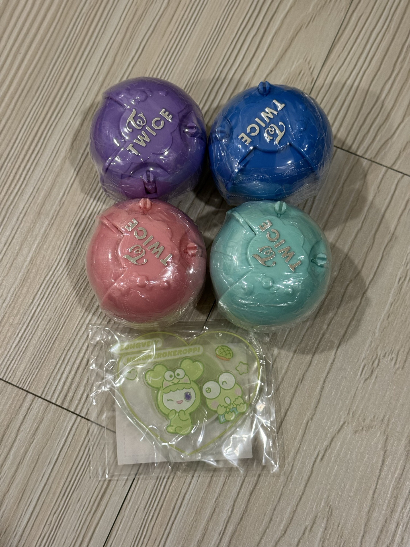 TWICE萬代外國line嬰兒車扭蛋+定延三麗鷗立牌 整圖出