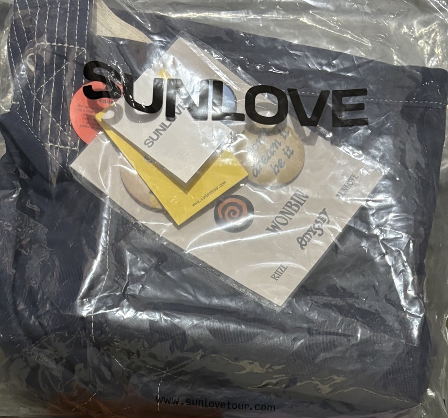 Sunlove線下快閃購入 側背包含彬徽章