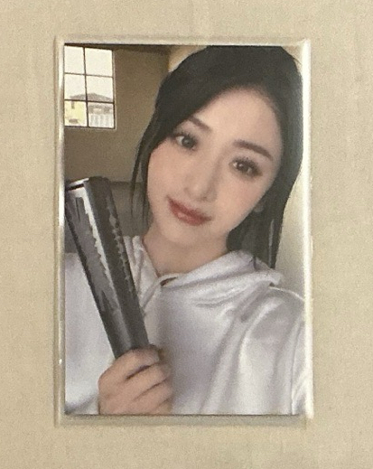 LE SSERAFIM YUNJIN小卡