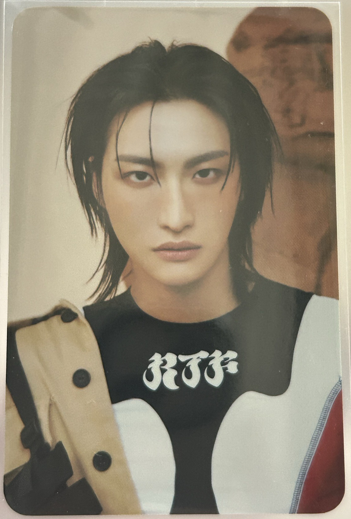 星 很兇的看著你