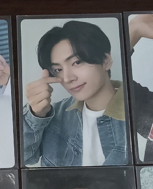 JAY（上排左數3）