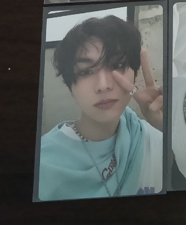 JUNGWON（下排左數1）