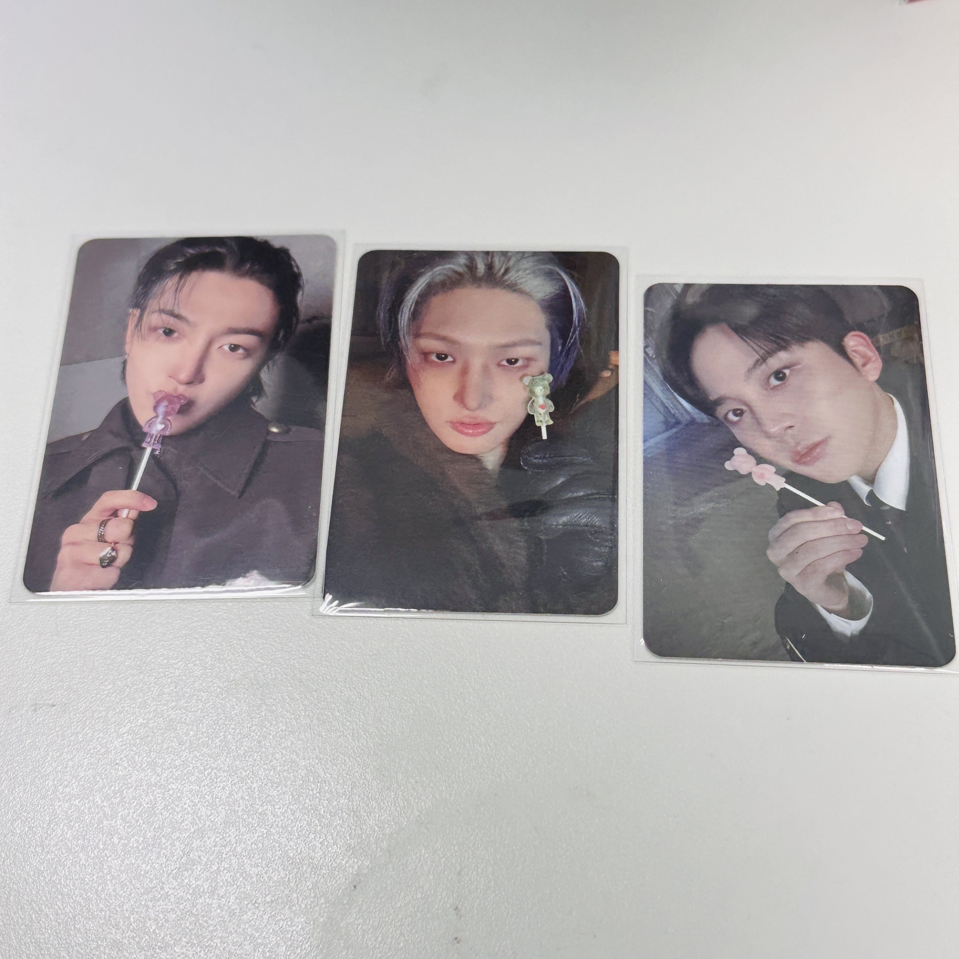 拿著糖果的寶寶們