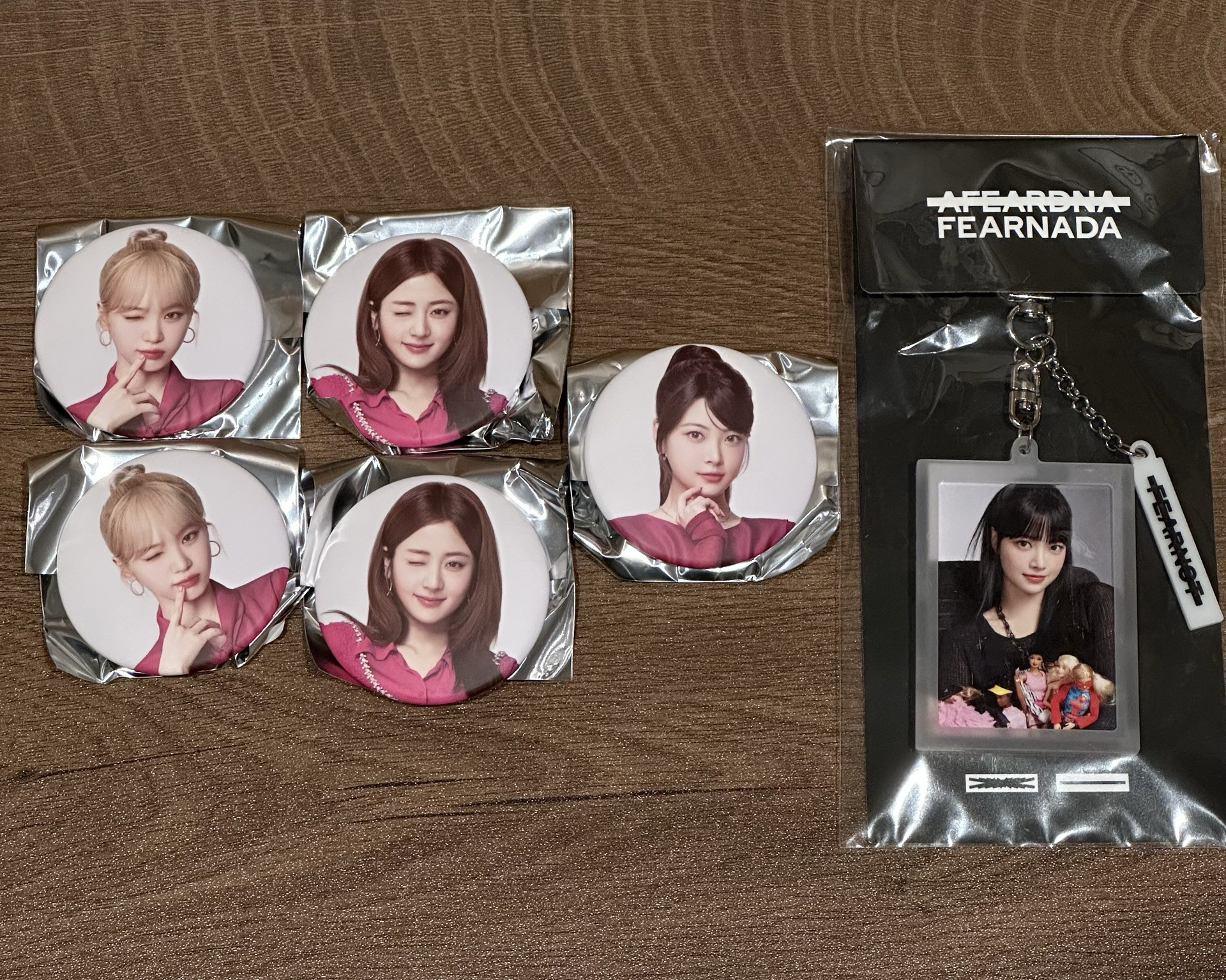 LE SSERAFIM徽章+吊飾