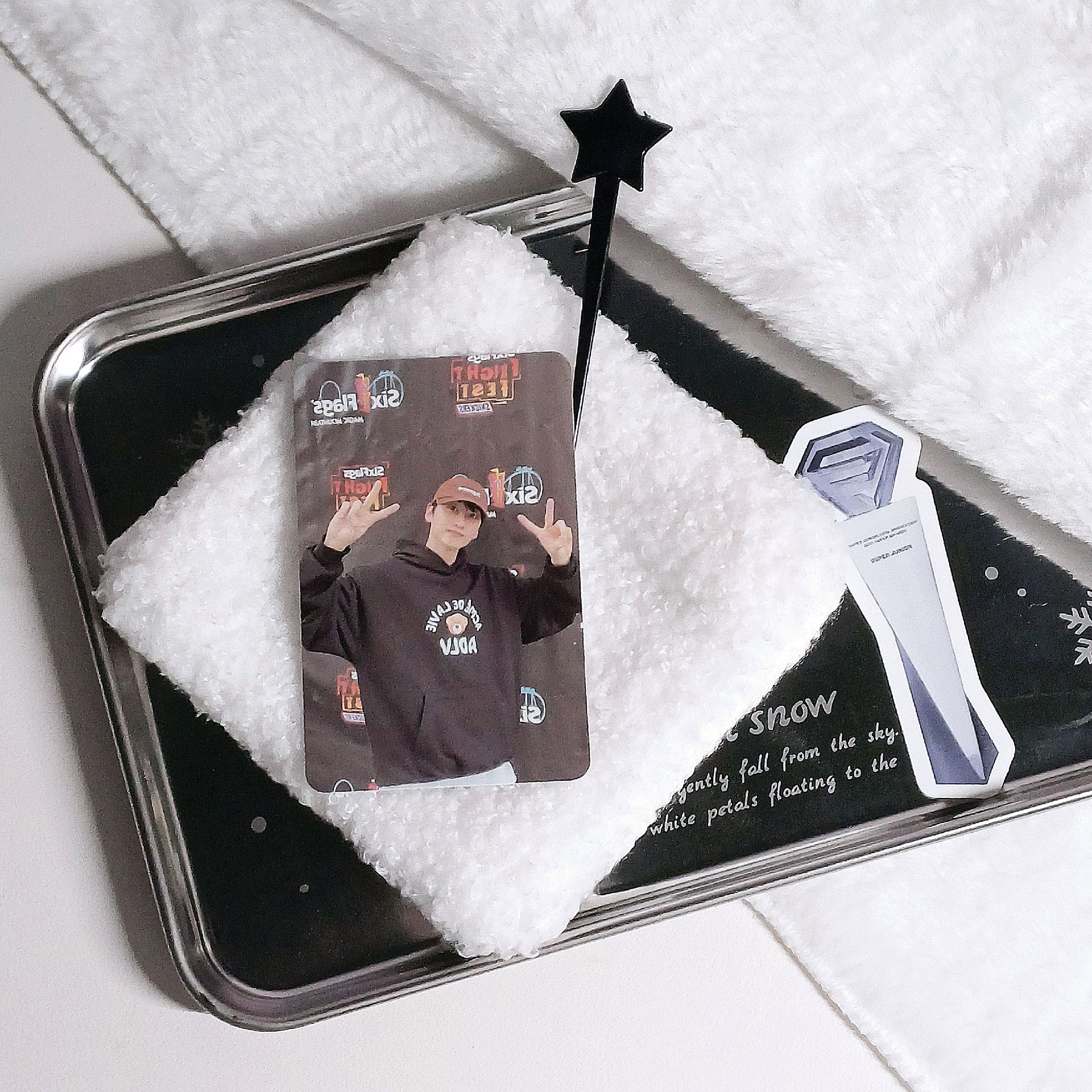 跟背景融為一體的李赫宰