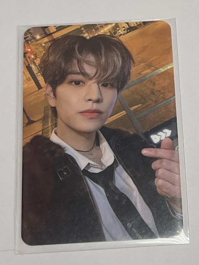 五星 玟（背後是手指）